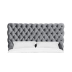 Lit king size contemporain capitonné 1 pièce, gris, avec tête et pied de lit.