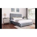 Lit king size contemporain capitonné 1 pièce, gris, avec tête et pied de lit.