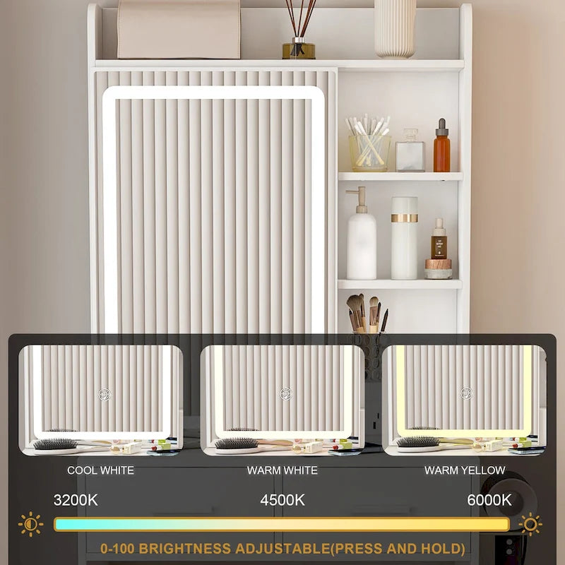 Petite coiffeuse avec miroir et éclairage LED, prise électrique intégrée et rangement dissimulé, comprenant un tabouret rembourré et une étagère.