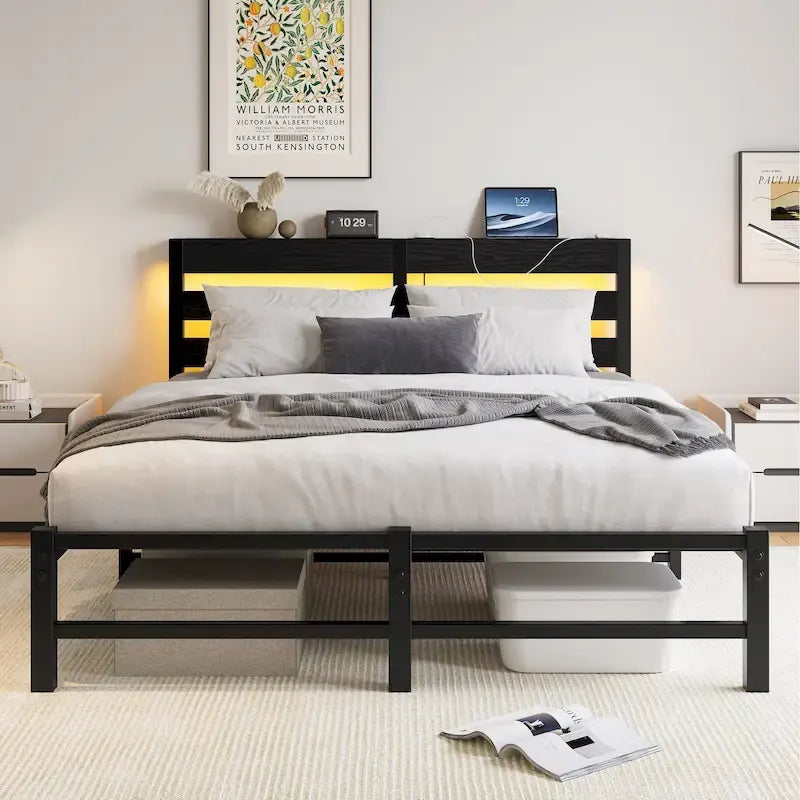 Lit moderne en métal Queen Size avec tête de lit en bois, lumières RGB et étagère de rangement pour chambre à coucher
