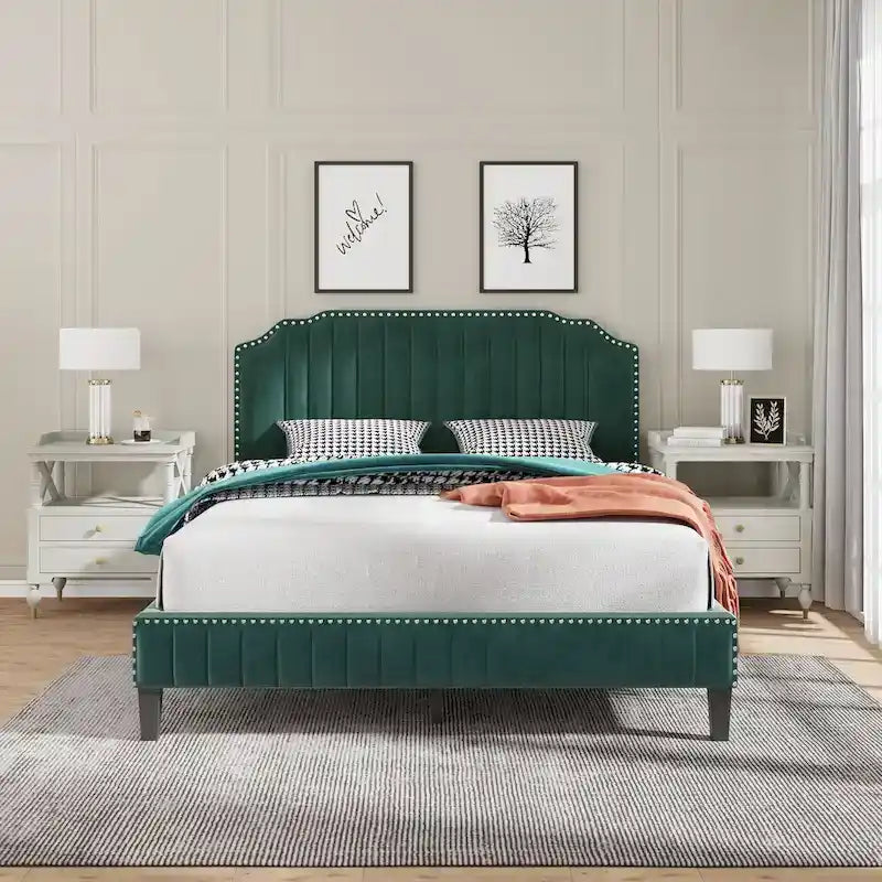 Ensemble de chambre à coucher 3 pièces : lit king-size moderne en lin beige capitonné et incurvé avec deux tables de chevet en merisier noir